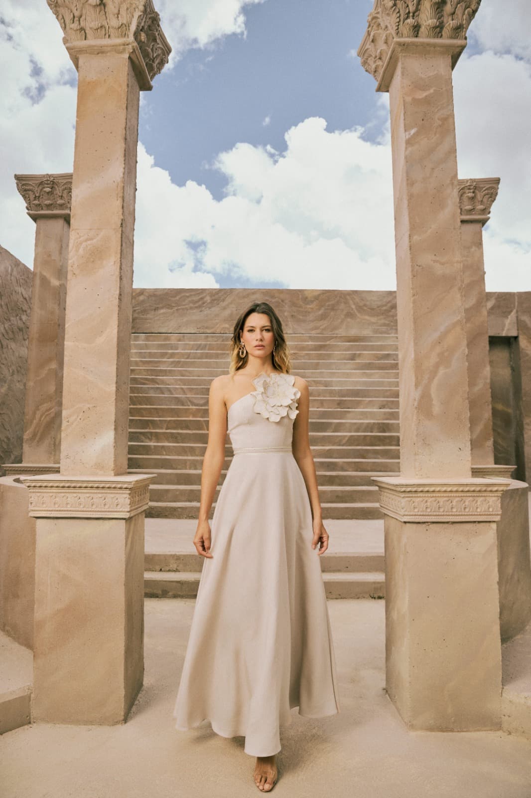 Vestido Katia con elegante escote medio beso